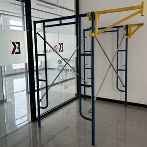 เดินผ่านนั่งร้าน