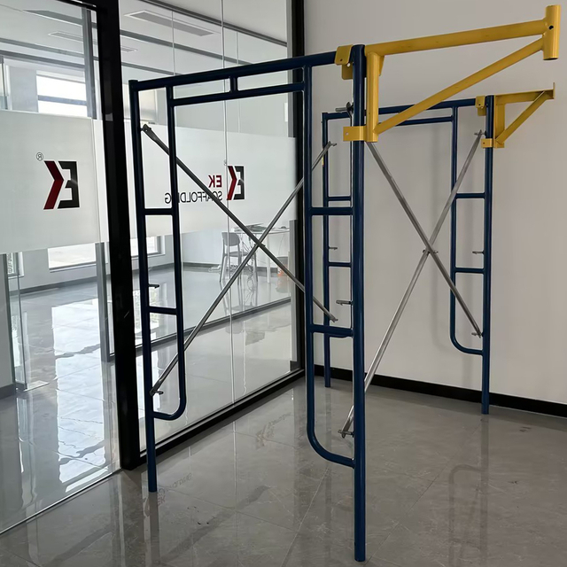 เดินผ่านนั่งร้าน