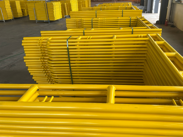 สีเหลืองเดินผ่านกรอบ