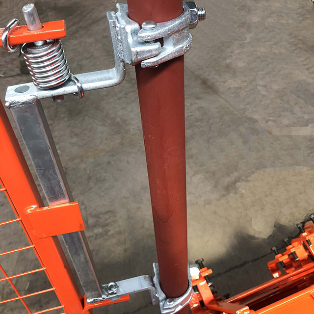 นั่งร้านบันไดสปริงที่เข้านั่งร้าน 