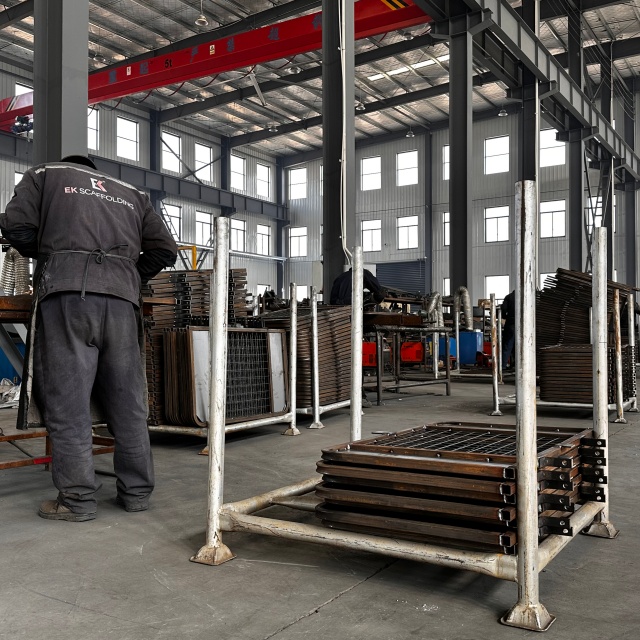 ภาพการผลิตประตูทางเข้าบันไดแบบพลิกกลับได้ 