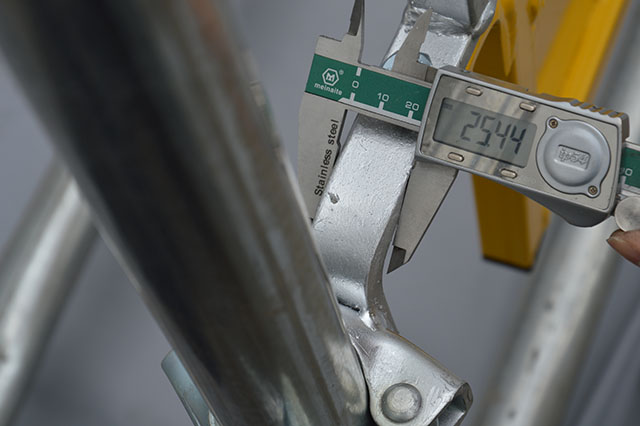 การเข้าถึงบันไดสปริงที่ดำเนินการประตูความปลอดภัยนั่งร้าน