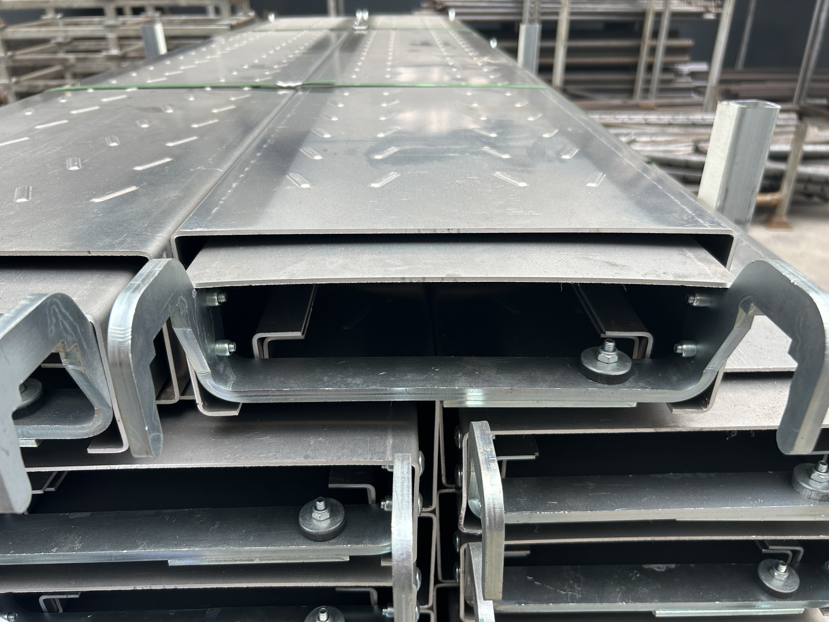 ไม้กระดานนั่งร้านพร้อมตะขอ 