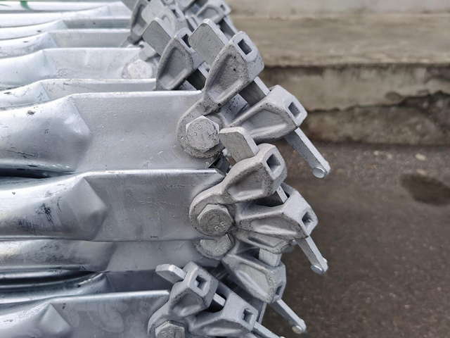 รั้งร่องรอยการนั่งร้านแนวทแยง