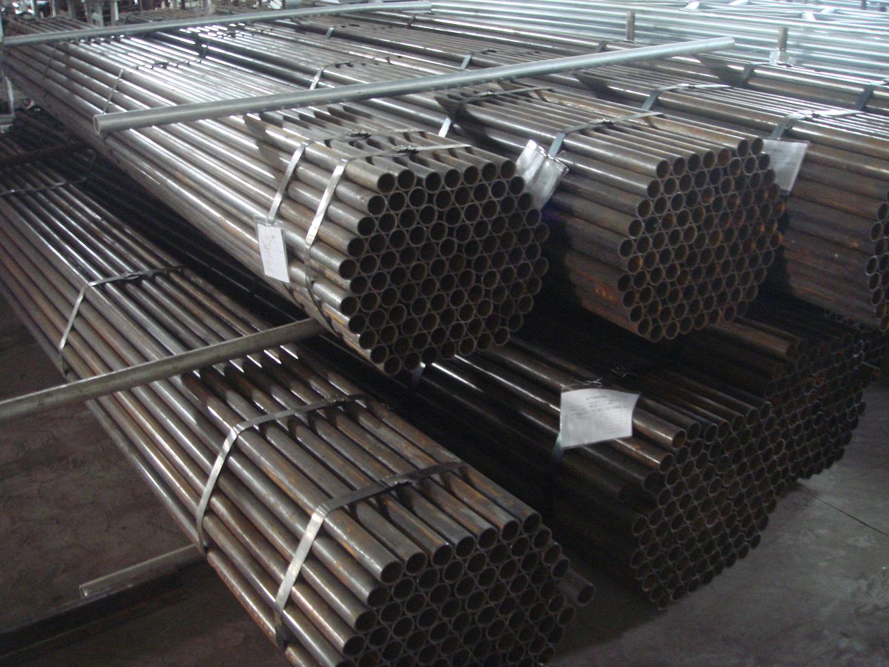 ท่อนั่งร้านสีดำ