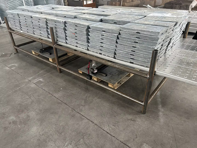 การเสียรูปและการเคลื่อนตัวของไม้กระดานนั่งร้านแบบปิดยาว 4 เมตร ภายใต้น้ำหนัก 5.6 ตัน