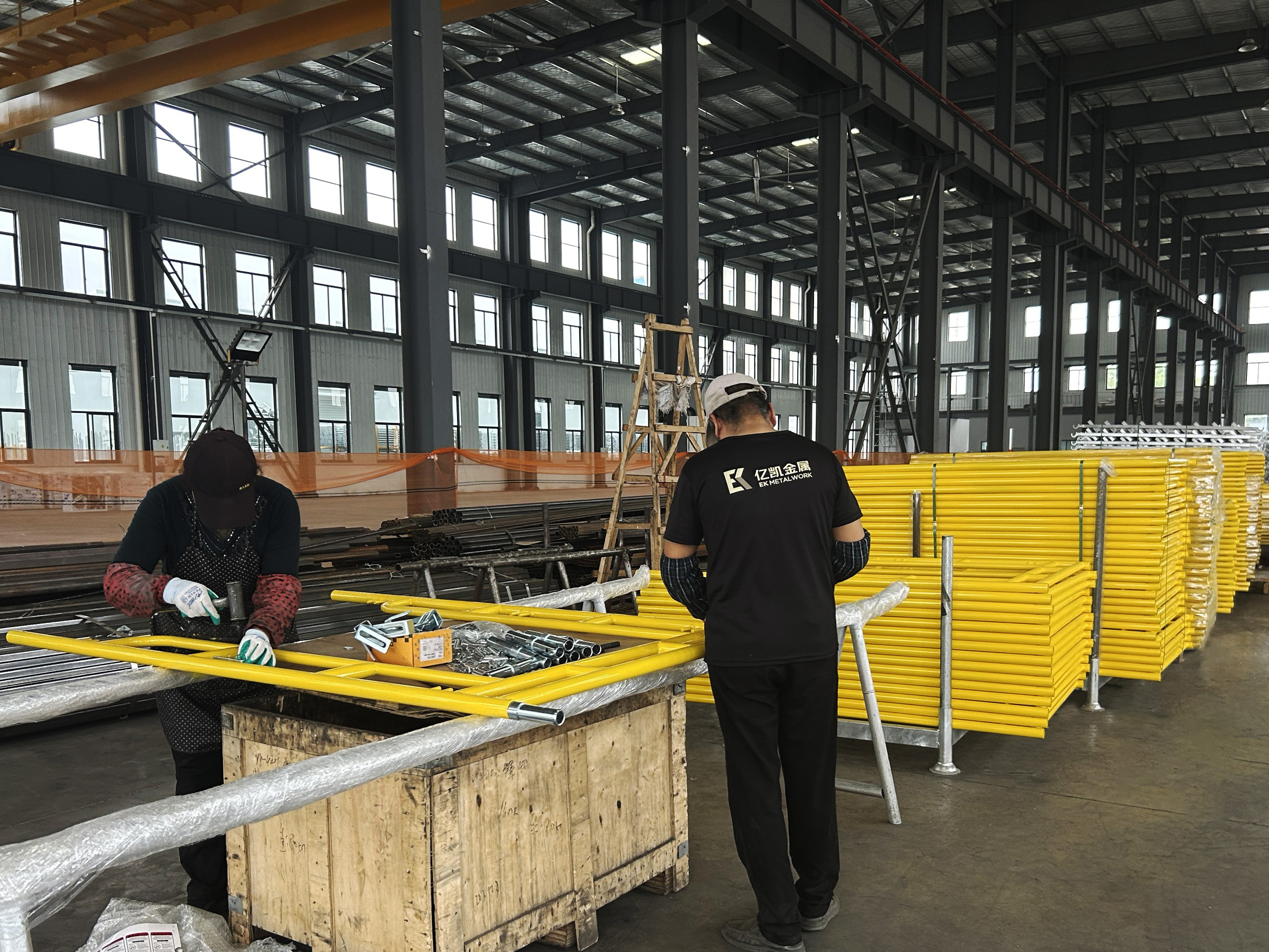 เดินแม้ว่านั่งร้าน 