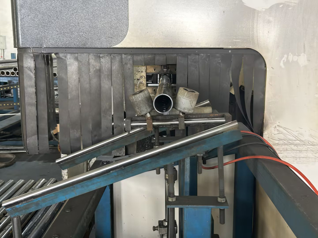 การตัดอุปกรณ์ประกอบฉาก Acrow