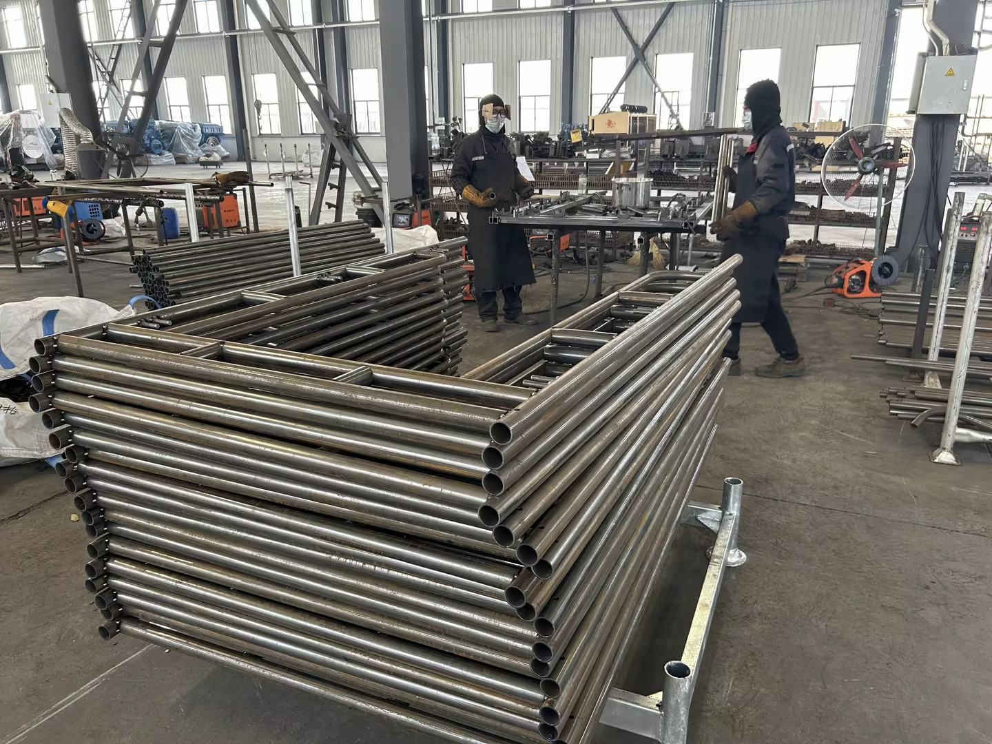 เดินแม้ว่านั่งร้าน 