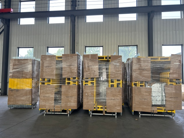 เดินผ่านนั่งร้าน