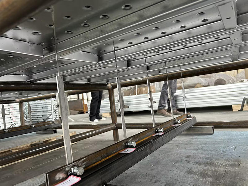 การเสียรูปและการเคลื่อนตัวของไม้กระดานนั่งร้านแบบปิดยาว 4 เมตร ภายใต้น้ำหนัก 5.6 ตัน