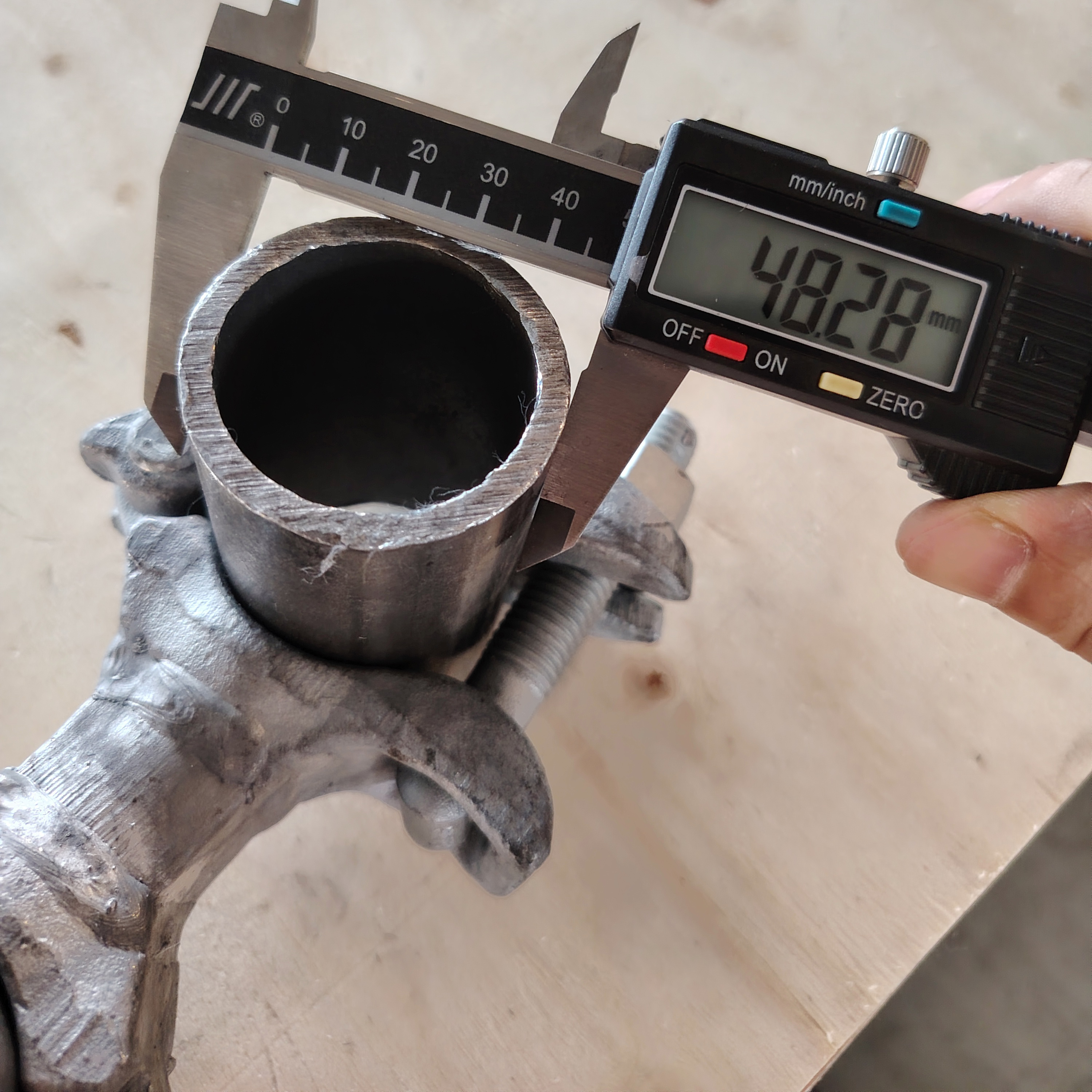 รูปพิเศษแคลมป์ระยะห่างของนั่งร้าน - 98 มม. 