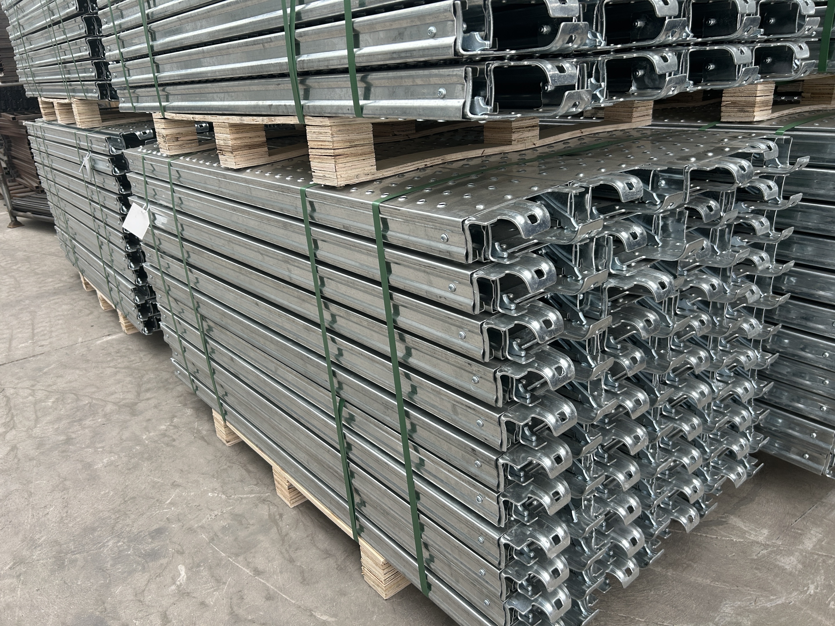 ไม้กระดานนั่งร้านพร้อมตะขอ 