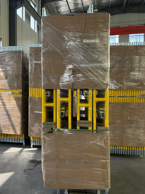 สีเหลืองเดินผ่านกรอบ