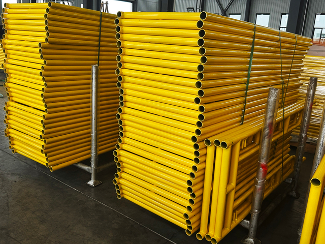 กรอบเดินสีเหลืองผ่านเฟรม