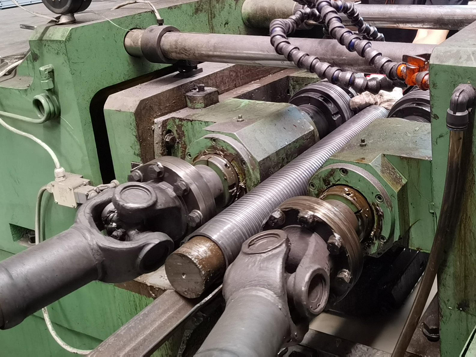 การตัดเฉือนท่อเหล็กเรียบลงในท่อเหล็กเกลียว